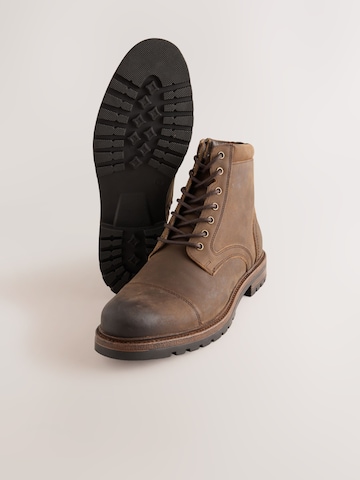Next - Botas con cordones en marrón