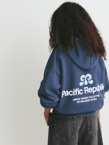 Pull&Bear Sweatshirt in Blue: front