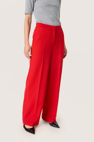 SOAKED IN LUXURY - Perna larga Calças com vincos 'Cewtona' em vermelho: frente