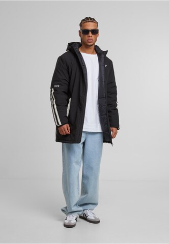 Unfair Athletics Übergangsjacke 'Stadium' in Schwarz