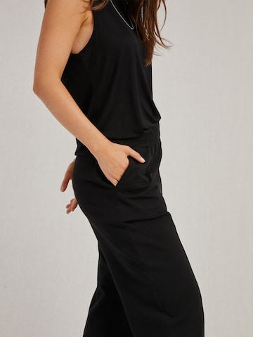 A LOT LESS Wide leg Broek 'May' in Zwart