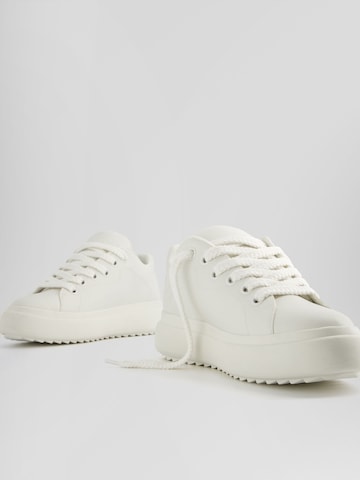 Bershka Sneaker in Weiß