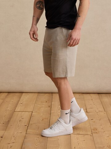 DAN FOX APPAREL Regular Shorts 'Logan' in Grau: predná strana