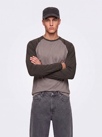T-Shirt 'ONSHEATON' Only & Sons en marron : devant