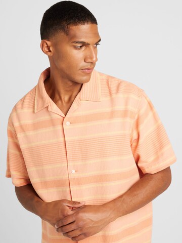 WRANGLER Comfort Fit Skjorte 'SS RESORT SHIRT' i orange
