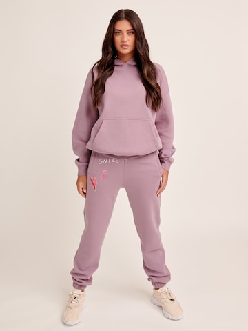 Sweat-shirt 'Kaili' ABOUT YOU x Antonia en violet