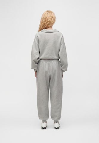 Nike Sportswear Tapered Housut 'Studio' värissä harmaa