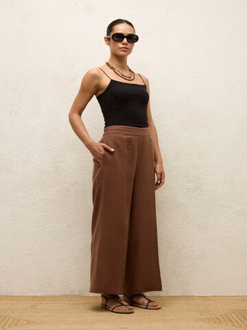 MANUKA Wide leg Trousers in Brown: front