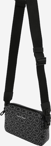 Calvin Klein Чанта за през рамо тип преметка 'Must' в черно