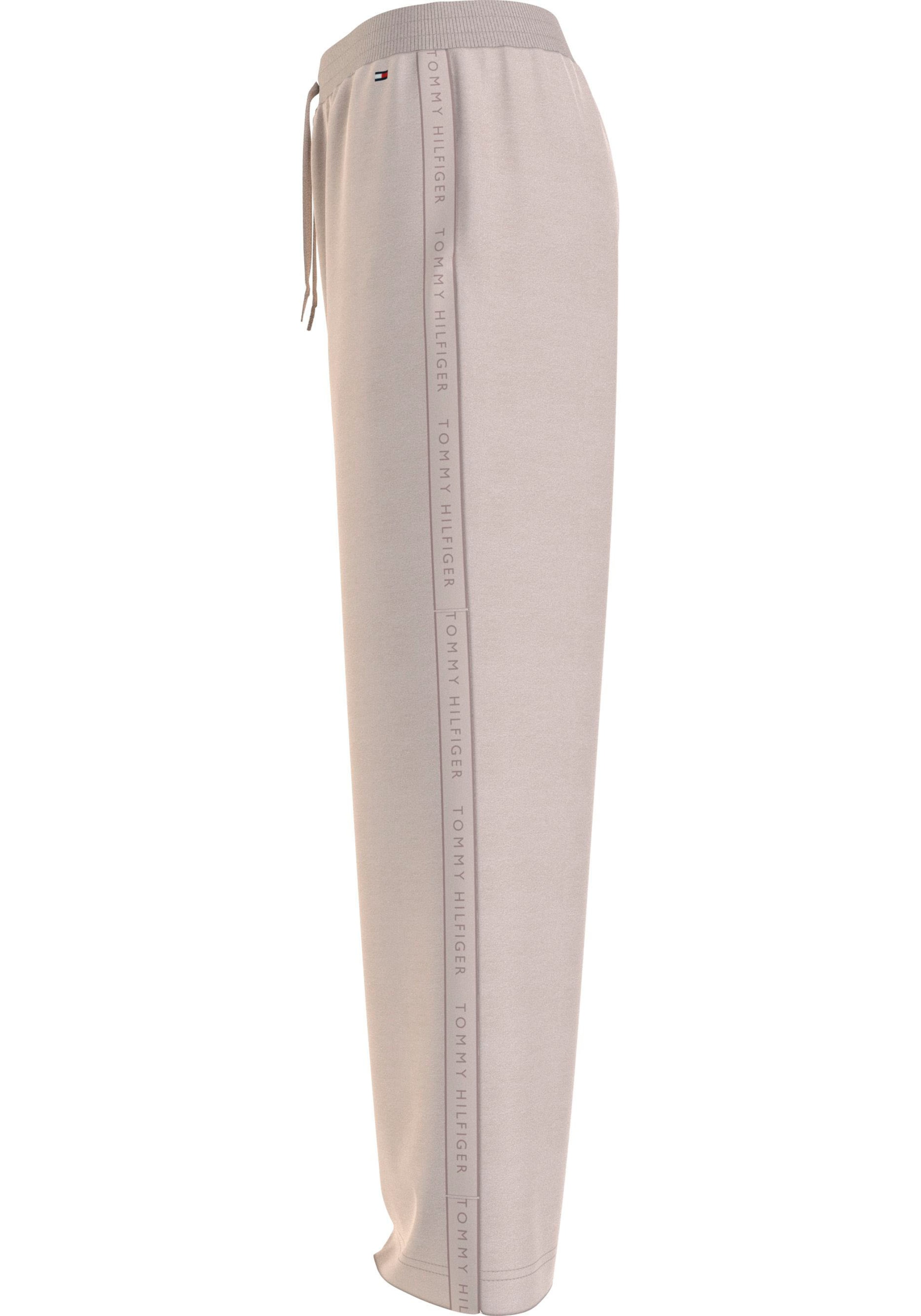 TOMMY HILFIGER Laiad sääred Püksid, värv beež