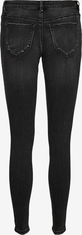 VERO MODA Skinny Jeans 'LYDIA' in Schwarz