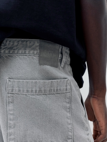 Pull&Bear Baggy Džíny s kapsami – šedá