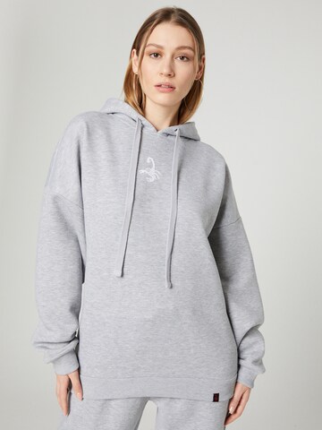 VIERVIER Hoodie 'Fine' in Grau