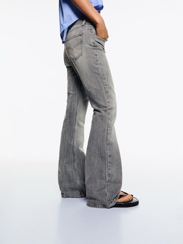 Bershka Bootcut Jeans i grå