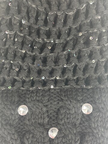 Kumixi Beanie 'Set: Mütze & Loop Schal' in Black