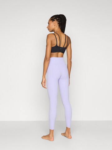 NIKE Skinny Sporthose 'ZENVY' in Lila: Rückseite