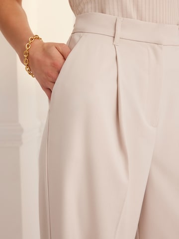 Guido Maria Kretschmer Women - Loosefit Pantalón plisado 'Svea' en blanco: frente