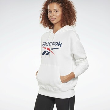 Reebok Спортен суитшърт с качулка в бяло: отпред