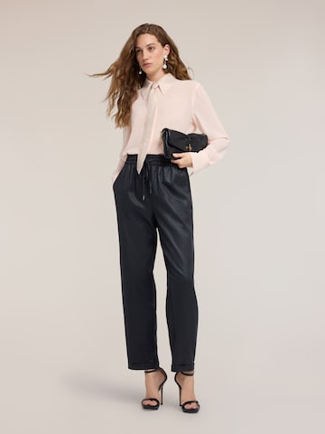 Regular Pantalon MOTIVI en noir