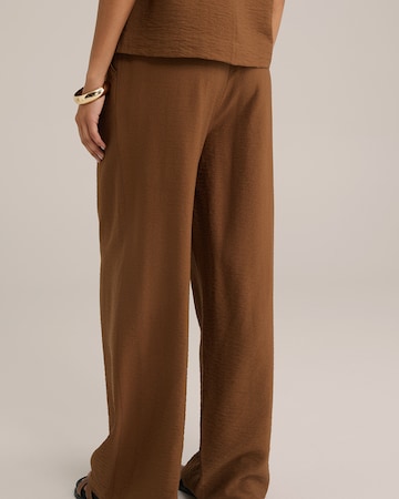 Regular Pantaloni de la WE Fashion pe maro