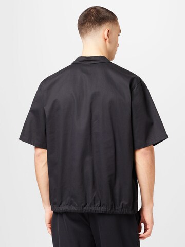 Nike Sportswear - Ajuste confortable Camisa en negro