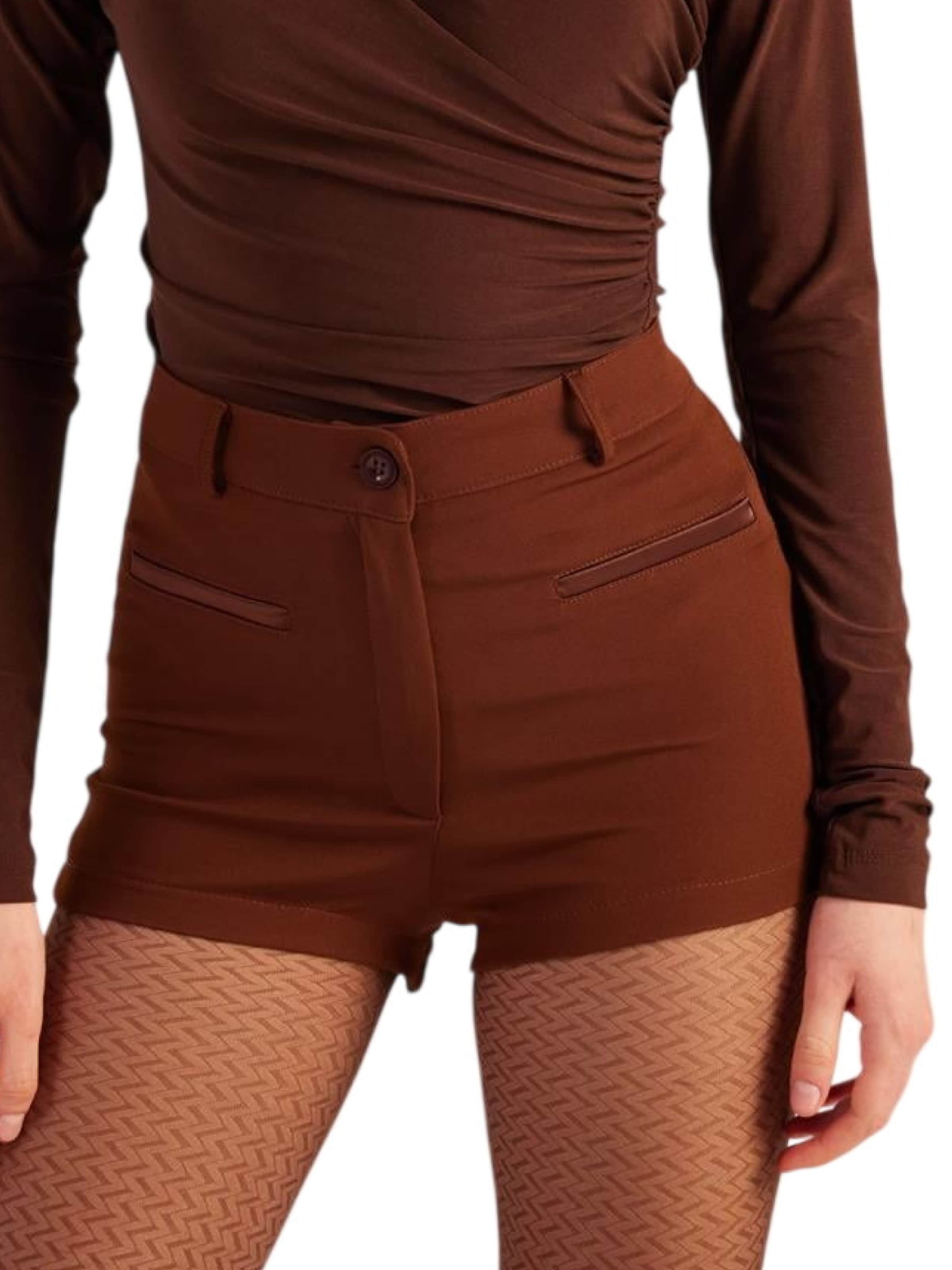 HOLLY LOLLY Slimfit Shorts in Braun: Vorderseite