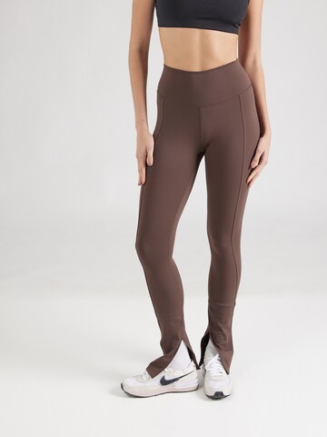 Skinny Pantalon de sport 'ONE' NIKE en marron : devant