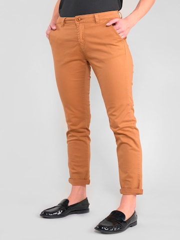 Regular Pantalon chino 'DYLI 6' Le Temps Des Cerises en marron : devant