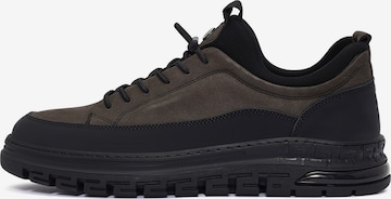 Derimod - Zapatillas deportivas bajas en gris: frente