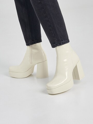 Pull&Bear Ankle Boots in Beige: front