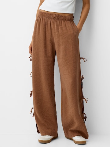 Bershka Wide leg Trousers in Brown: front