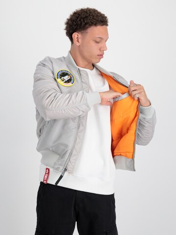 ALPHA INDUSTRIES Välikausitakki 'Nasa' värissä harmaa