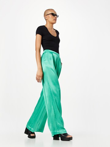 Wide leg Pantaloni con pieghe di Karen Millen in verde