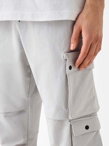 Tapered Pantaloni cargo di Bershka in grigio