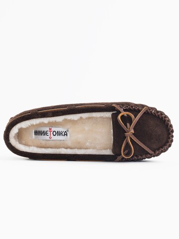 Minnetonka Slippers 'Cally' in Brown