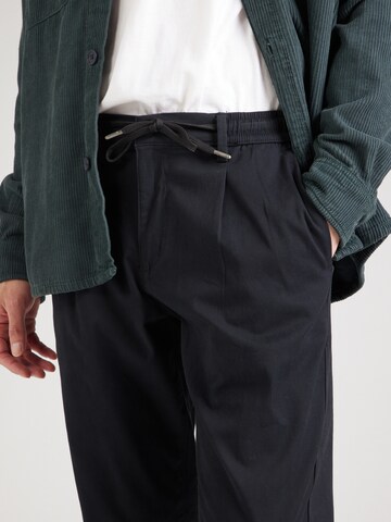 Lindbergh Tapered Pleat-front trousers in Black