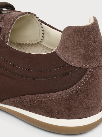 Weekend Max Mara - Sapatilhas baixas 'KALANCIA' em castanho