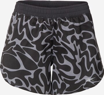 Reebok Regular Sportshorts in Schwarz: predná strana