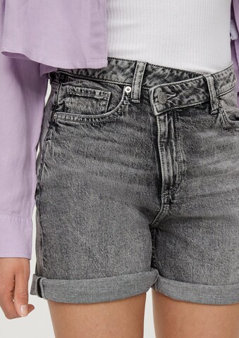 QS Regular Jeans in Grijs