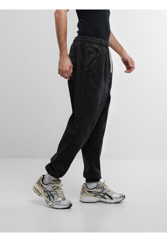Urban Classics Tapered Jeans in Schwarz