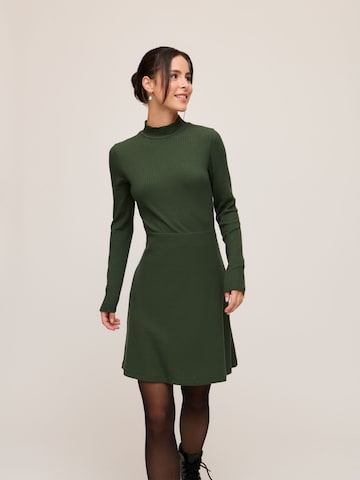 A LOT LESS Dress 'Nora' in Green: front