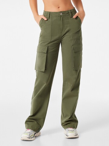 Loosefit Pantalon cargo Bershka en vert : devant