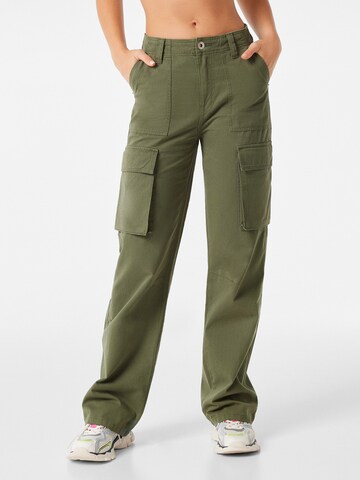 Loosefit Pantalon cargo Bershka en vert : devant