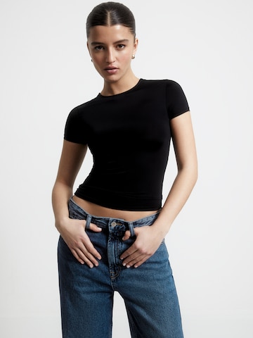 Tricou de la Pull&Bear pe negru: față