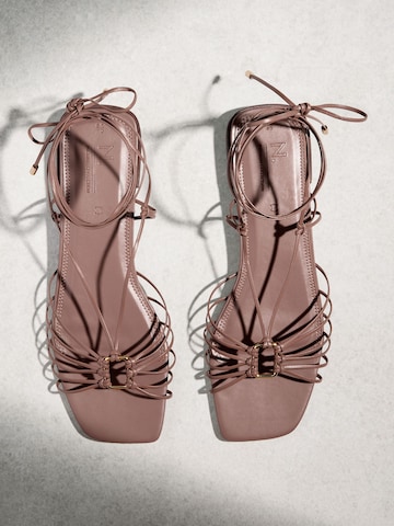 Next Riemensandale in Grau