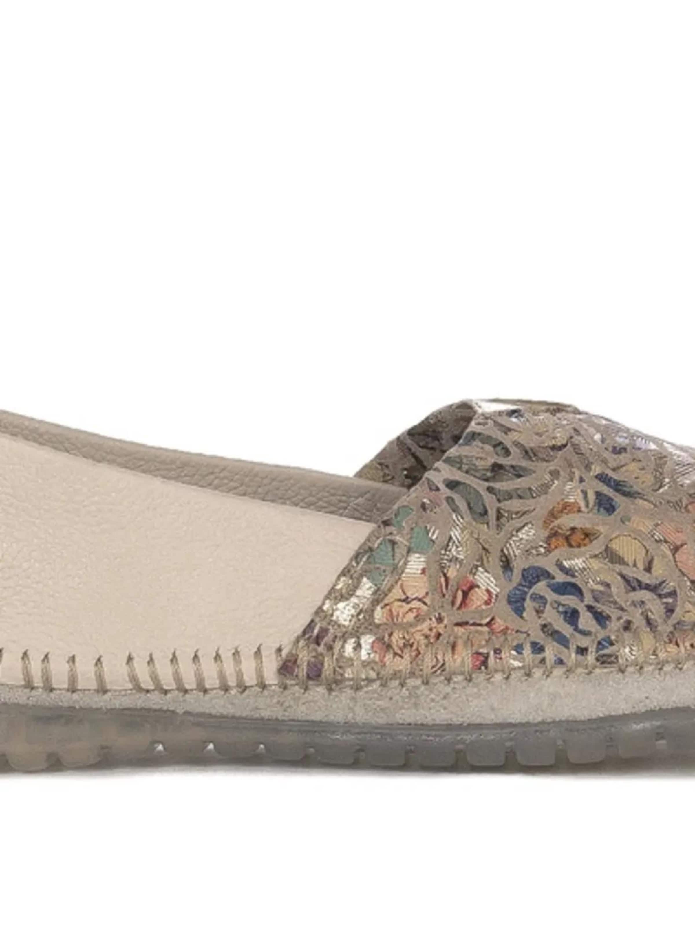 Maciejka Slip-ons in Beige