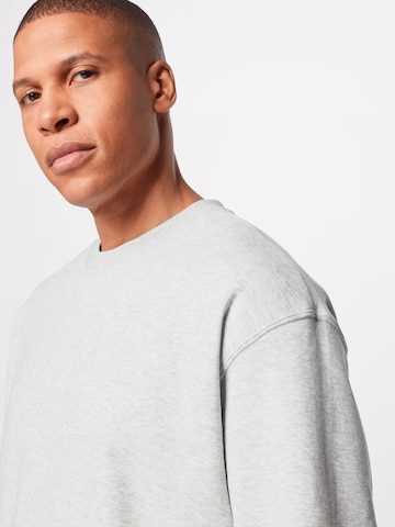 WEEKDAY Sweatshirt in Grau