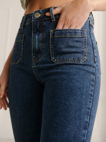 Guido Maria Kretschmer Women Flared Jeans 'Enola' in Blauw