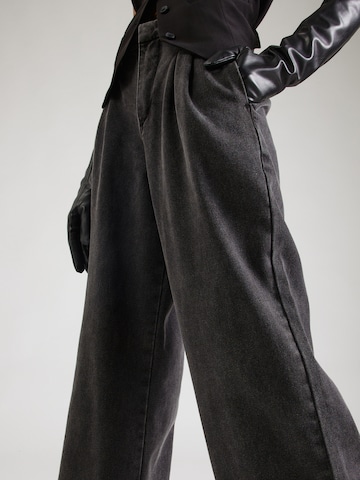 Wide leg Pantaloni cu cute de la Warehouse pe negru