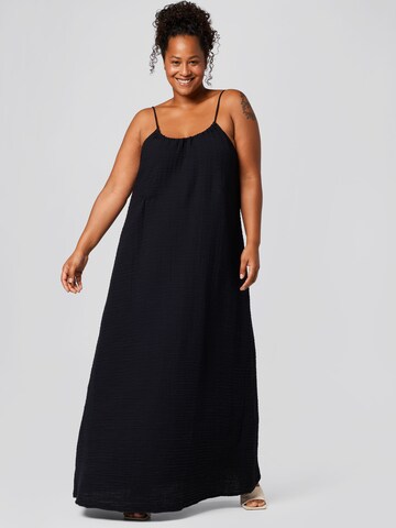 Robe 'Ilona' A LOT LESS en noir : devant